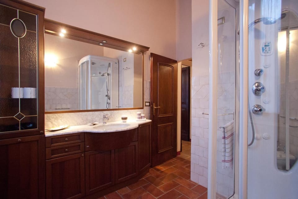 Shower, free toiletries, hair dryer, bidet