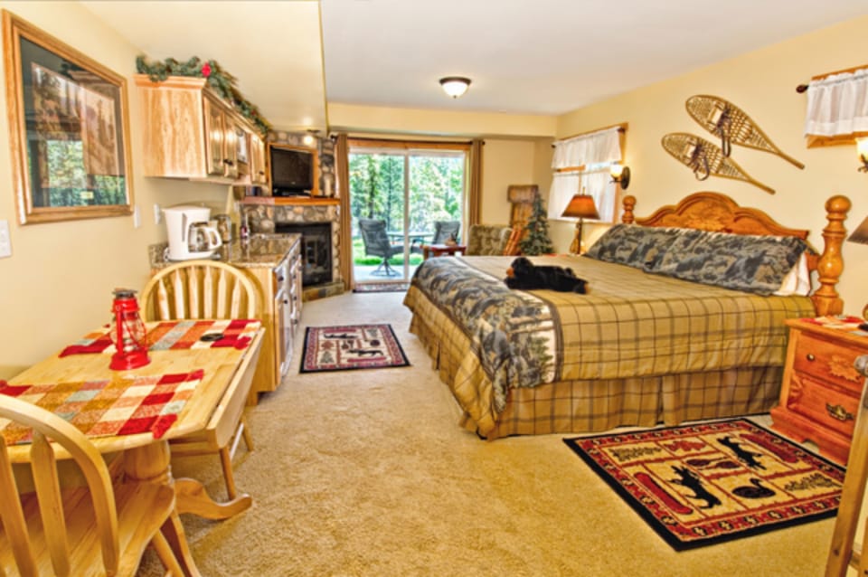 Luxury Room, Hot Tub, River View (Alpine Suite) | Egyptian cotton sheets, premium bedding, memory foam beds
