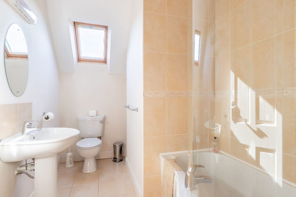 Superior Twin Room, Private Bathroom, Mountain View | Laptop workspace, WiFi (free), individually decorated