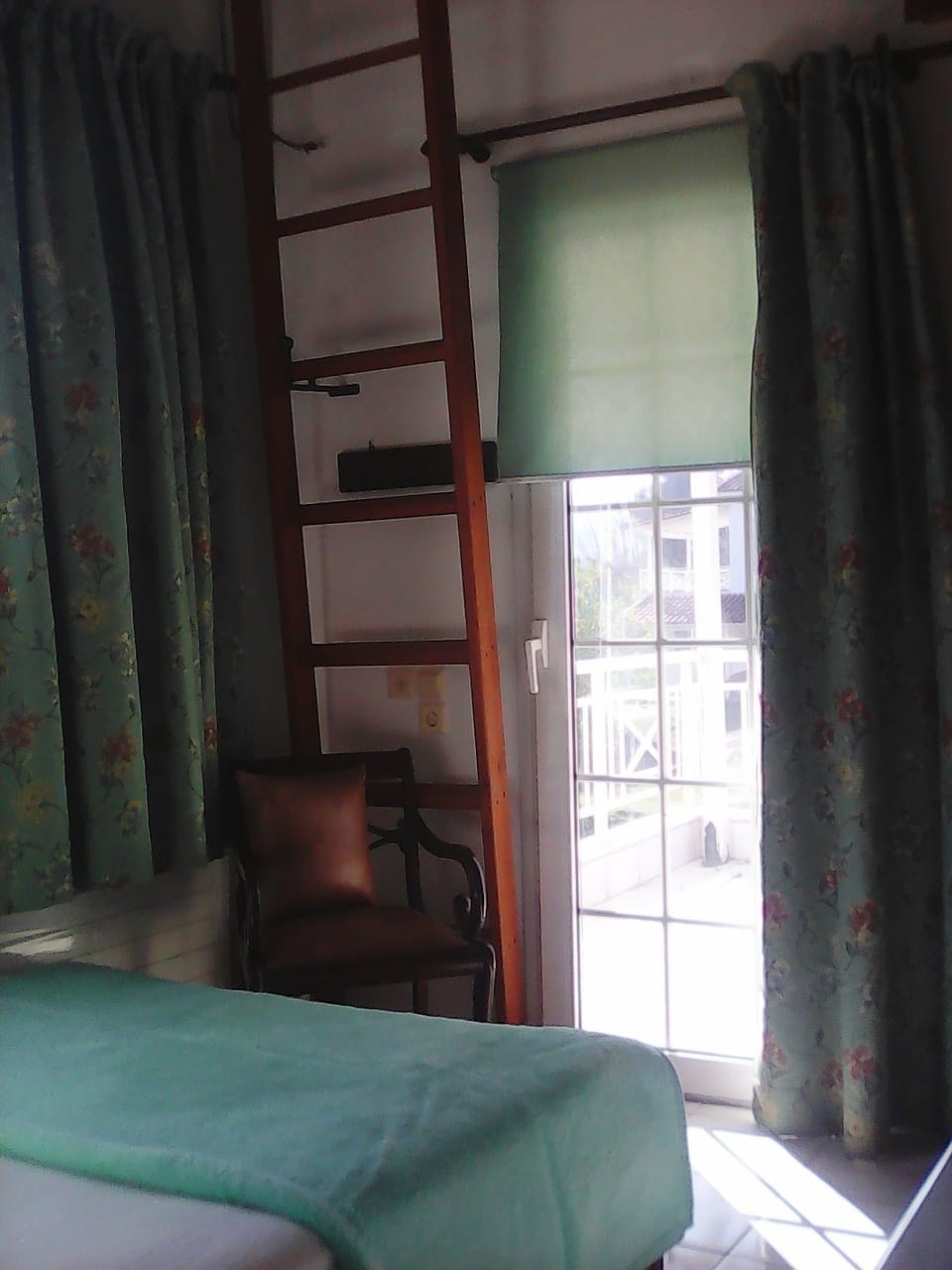 Soundproofing, free WiFi, bed sheets