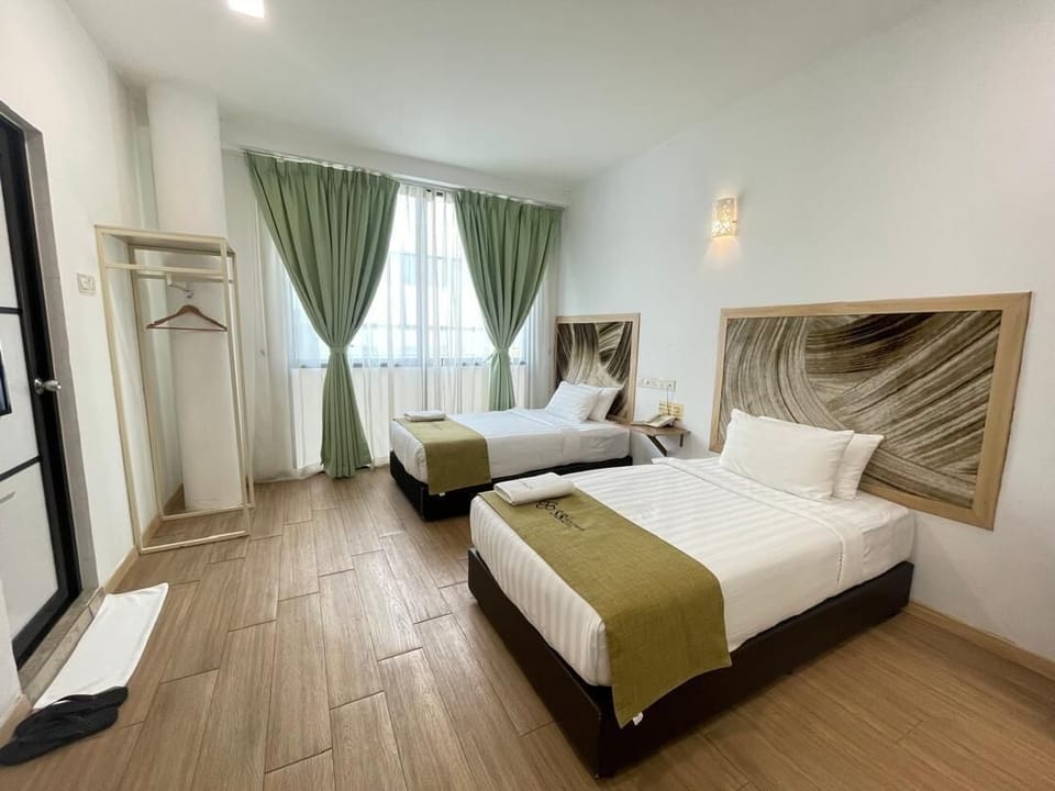Deluxe Twin Room | Desk, iron/ironing board, WiFi (free), bed sheets