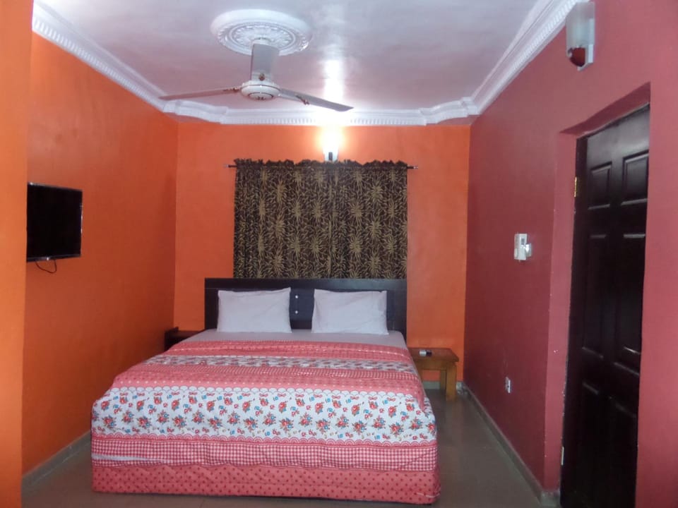 Premium bedding, in-room safe, desk, iron/ironing board