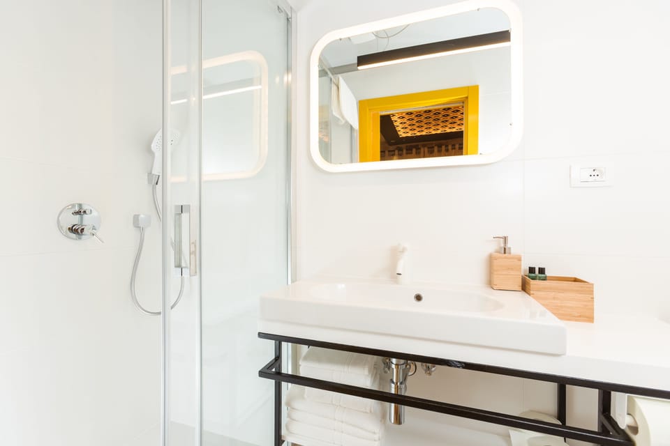 Luxury Double Room (1) | Bathroom | Shower, free toiletries, hair dryer, bathrobes