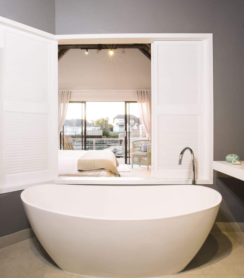 Separate tub and shower, towels