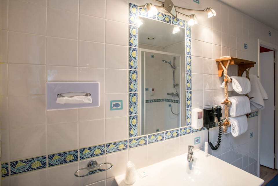 Shower, free toiletries, hair dryer, towels