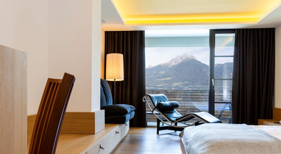 Deluxe Double Room (Meranblick) | Hypo-allergenic bedding, minibar, in-room safe, desk