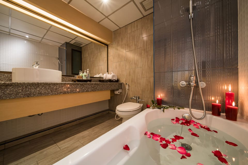 Junior Suite | Bathroom | Shower, rainfall showerhead, free toiletries, towels