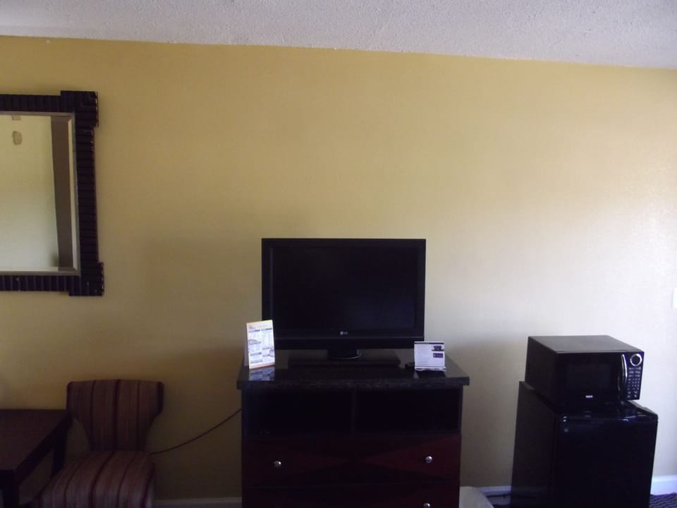 Blackout drapes, free WiFi, bed sheets