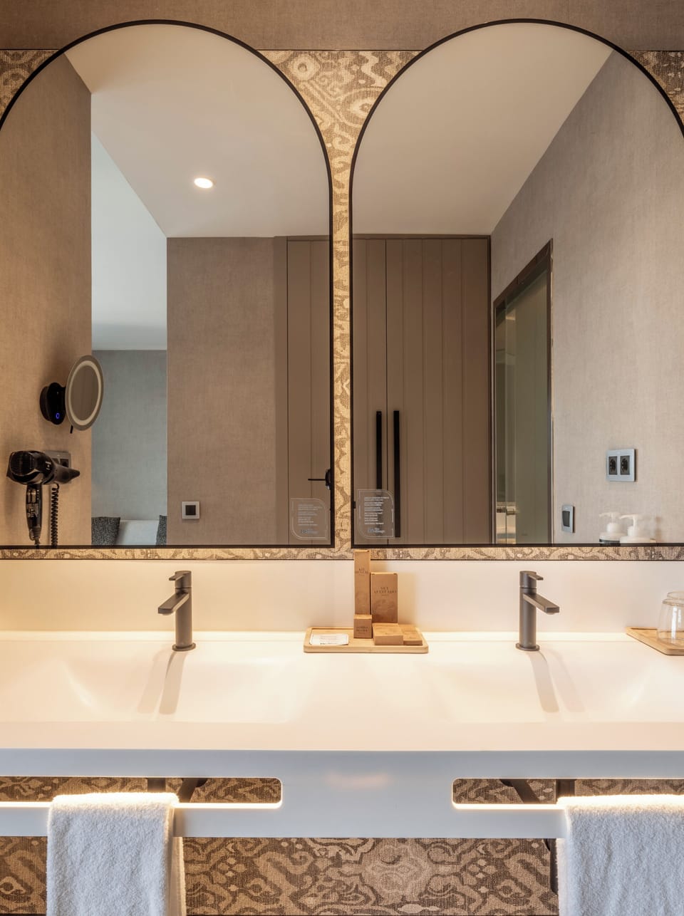 Combined shower/tub, deep soaking tub, eco-friendly toiletries