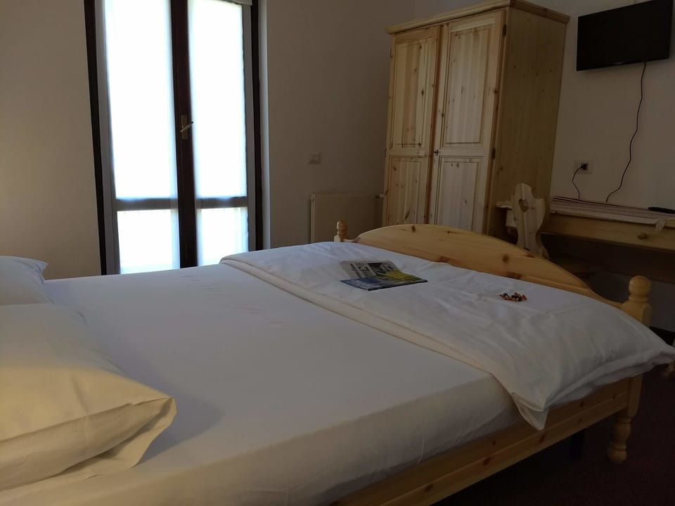 Down comforters, desk, free WiFi, bed sheets