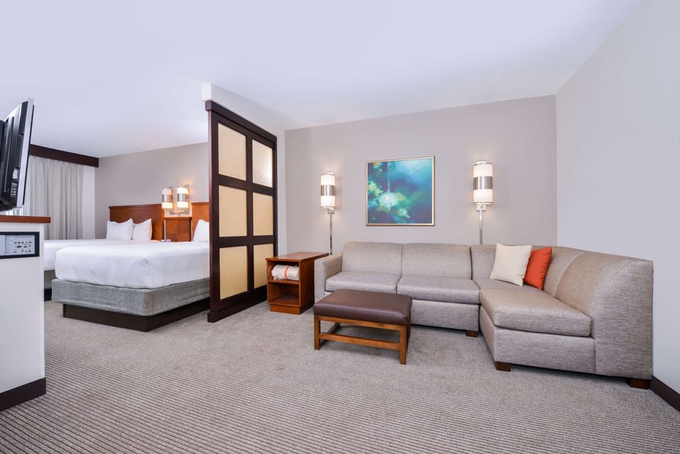 Premium bedding, minibar, desk, iron/ironing board