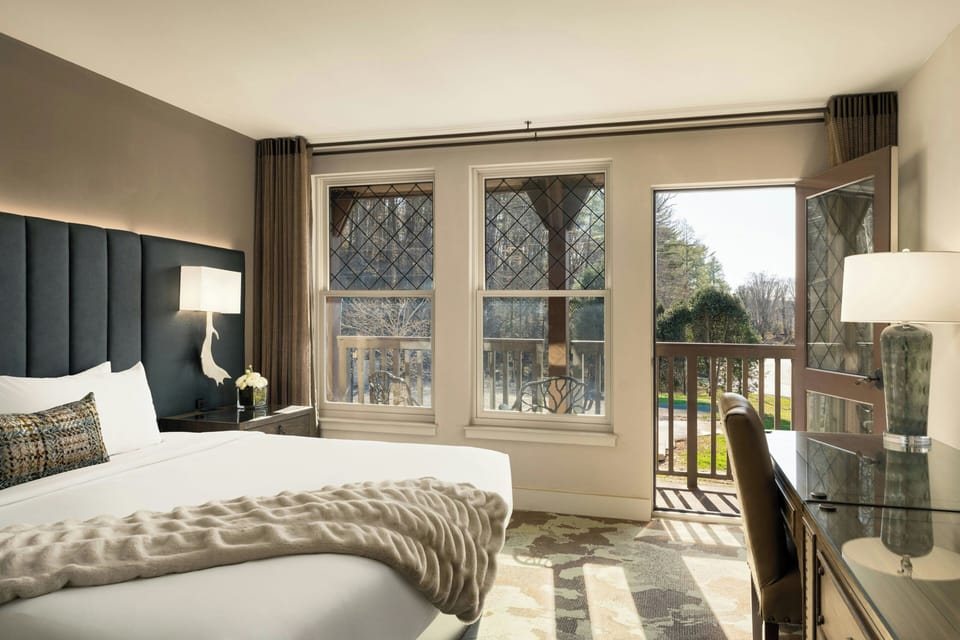 Room, 1 King Bed | Premium bedding, down comforters, pillowtop beds, in-room safe