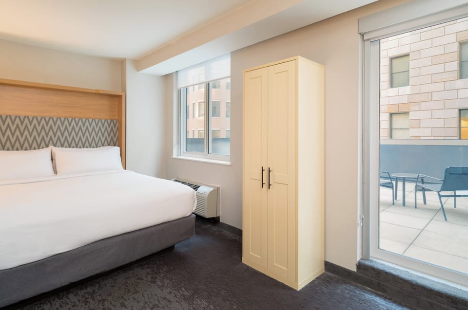 Standard Room, 1 King Bed, Balcony (Feature) | Premium bedding, in-room safe, desk, iron/ironing board