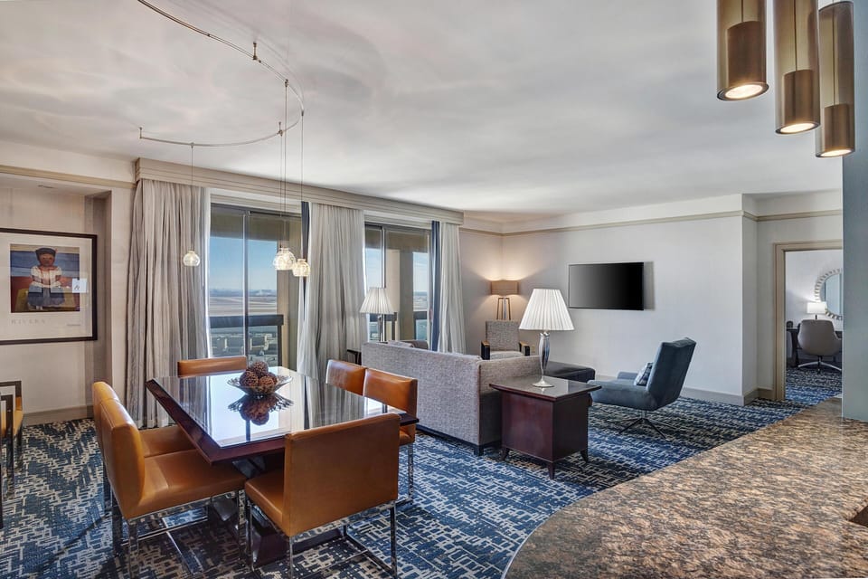 Suite | Premium bedding, pillowtop beds, desk, laptop workspace