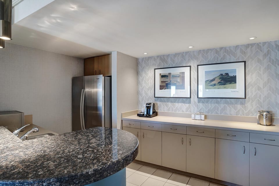 Suite | Premium bedding, pillowtop beds, desk, laptop workspace