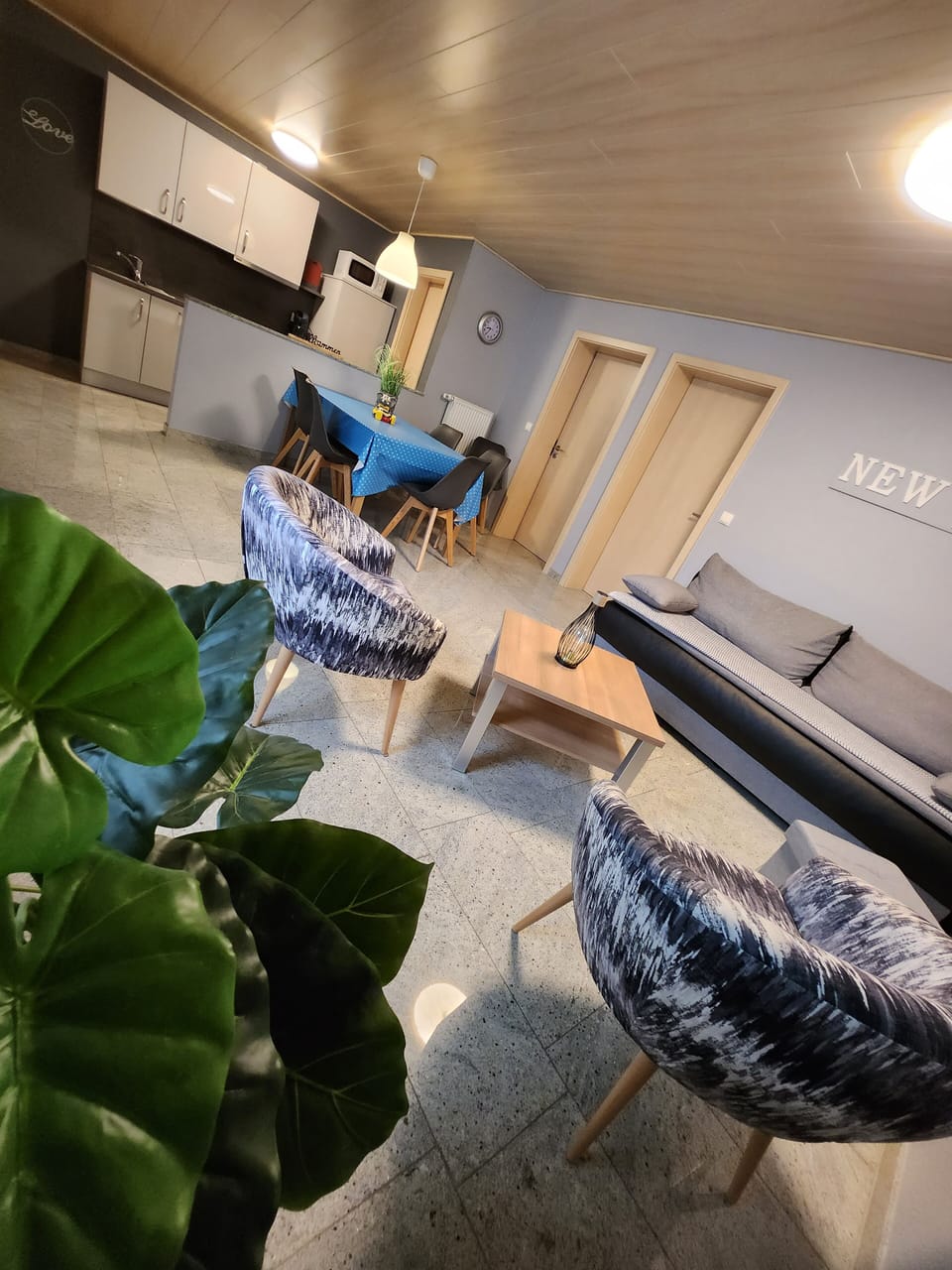 Comfort Apartment (1) | Living area | Flat-screen TV, heated floors