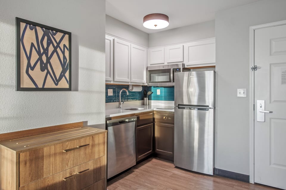 Full-size fridge, microwave, stovetop, dishwasher