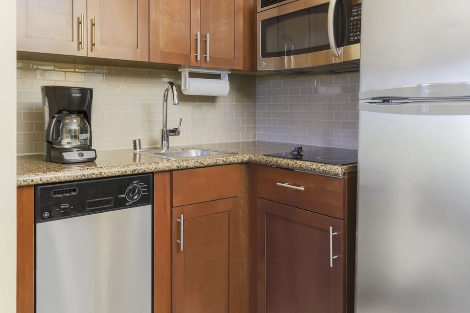 Full-size fridge, microwave, stovetop, dishwasher