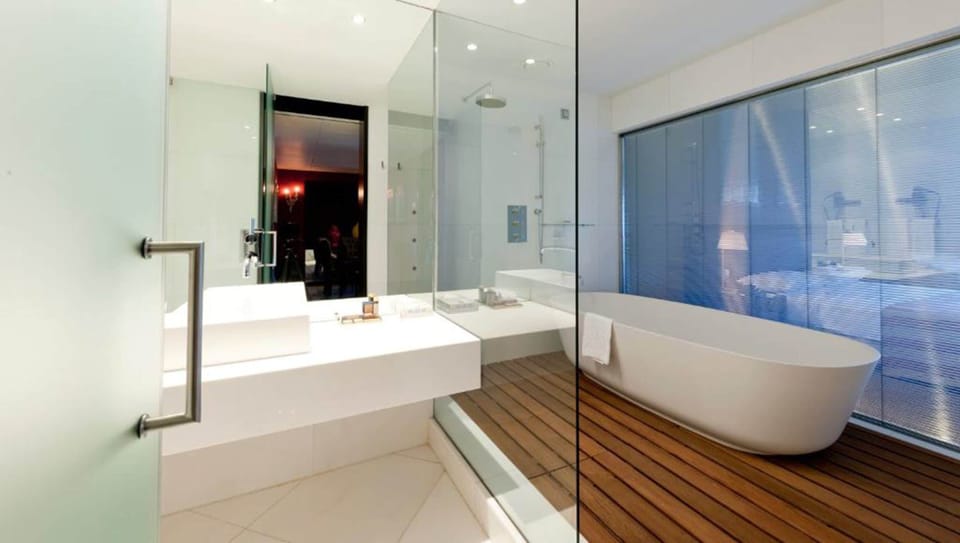 Bathtub, rainfall showerhead, free toiletries, hair dryer