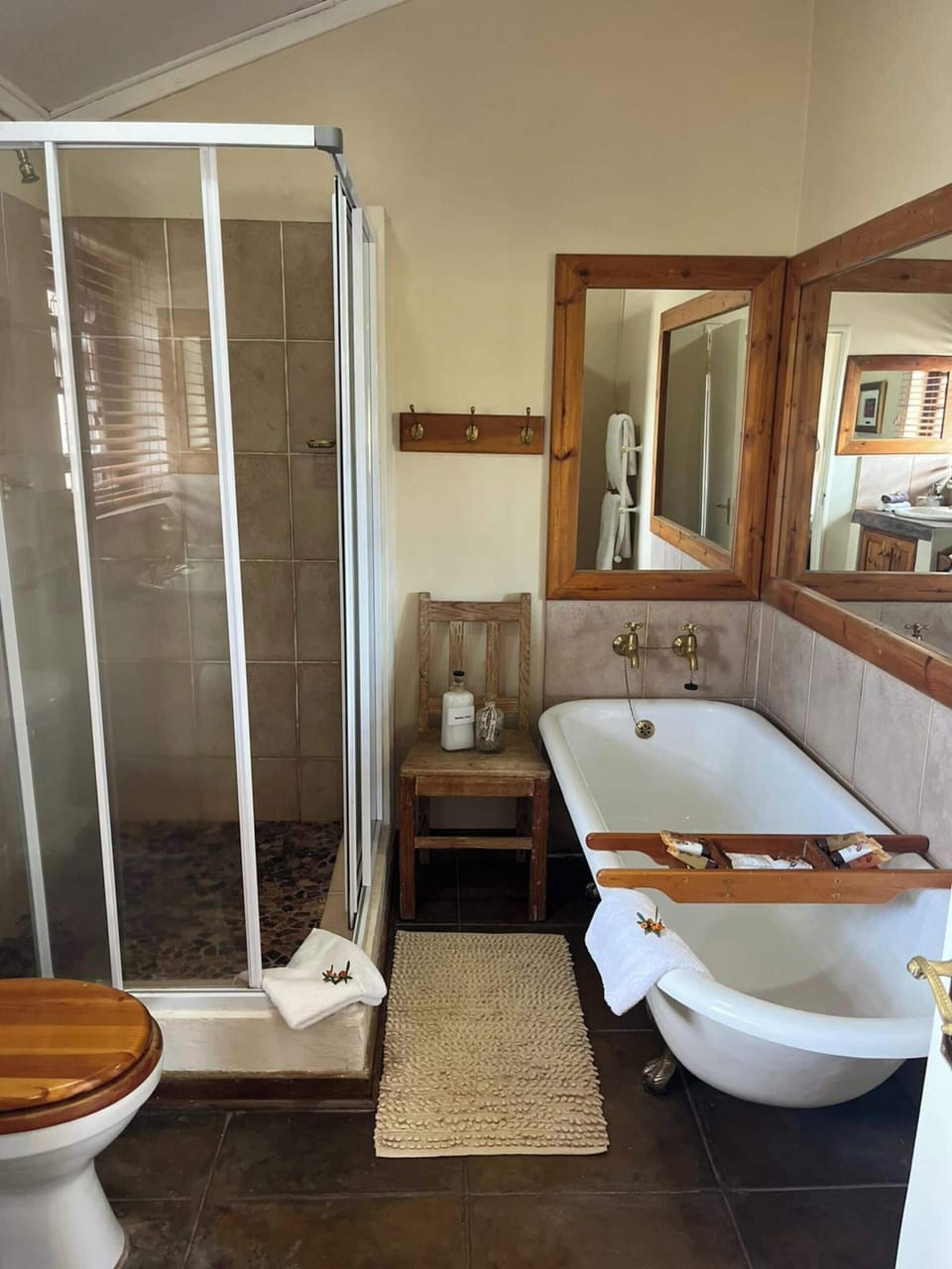Executive Double Room | Bathroom | Free toiletries, hair dryer, towels, toilet paper