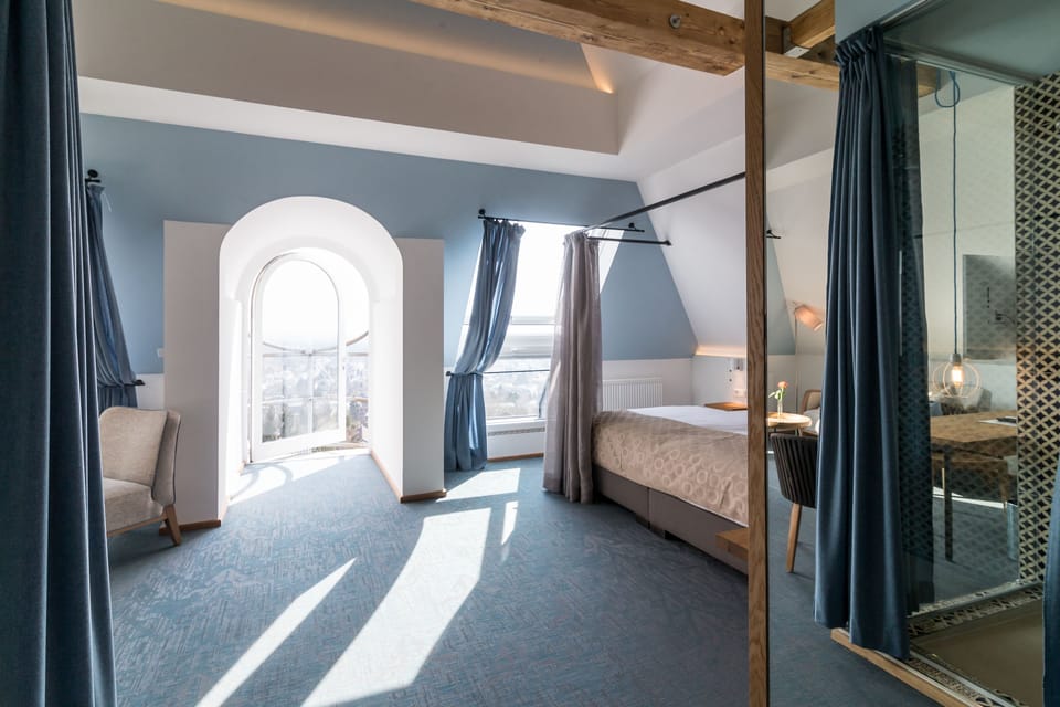 Hypo-allergenic bedding, in-room safe, individually furnished, desk