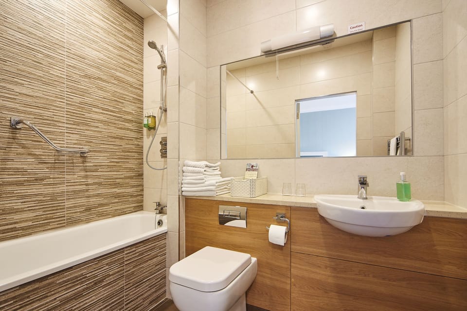 Combined shower/tub, free toiletries, hair dryer, towels