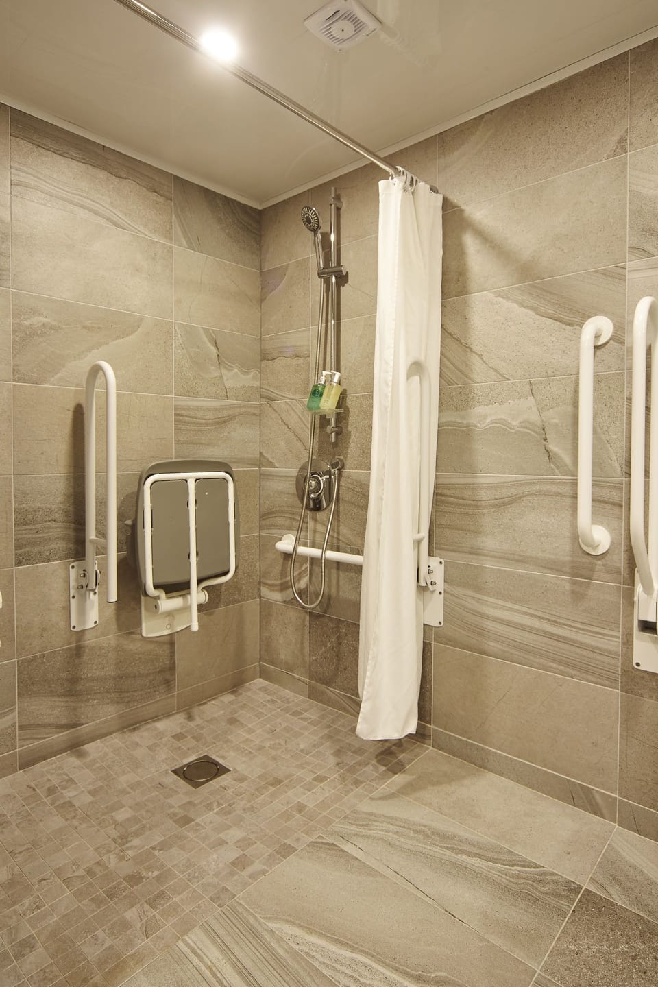 Double or Twin Room | Bathroom amenities | Combined shower/tub, free toiletries, hair dryer, towels
