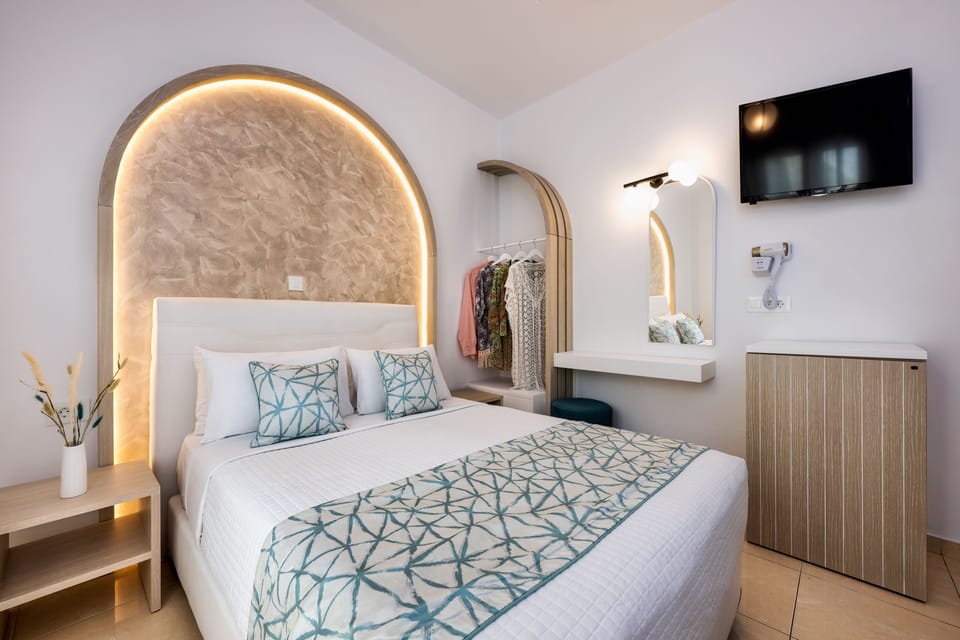 Triple Room | Soundproofing, iron/ironing board, free WiFi, bed sheets