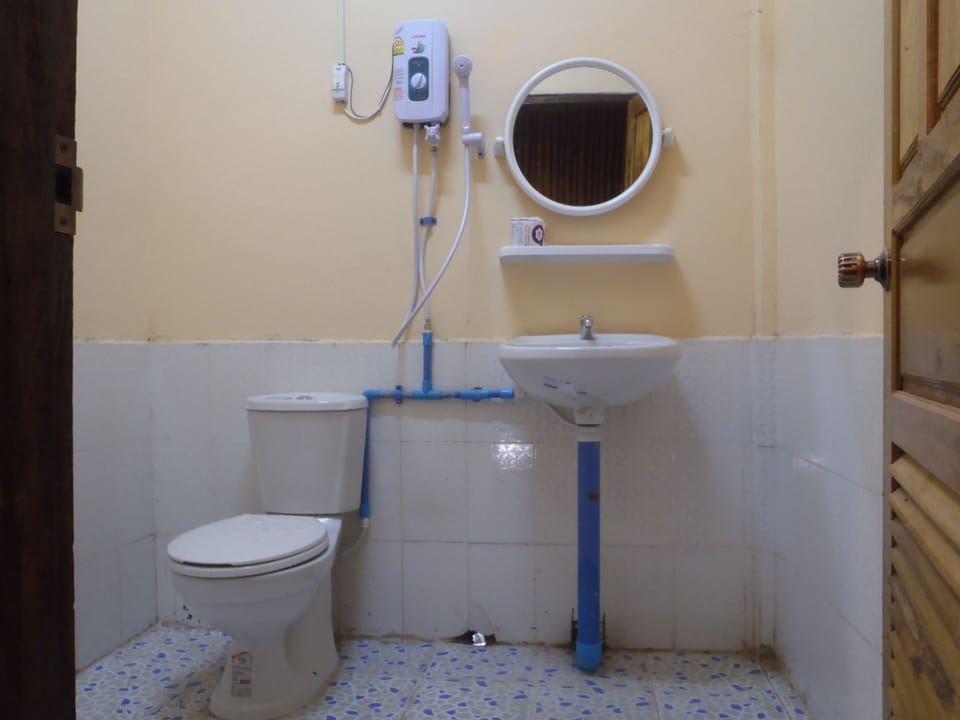 Panoramic Bungalow with Balcony and Hill View | Bathroom | Shower, free toiletries, towels