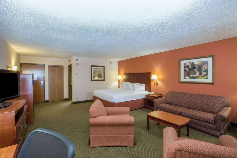 Studio Suite, 1 King Bed, Non Smoking | Desk, blackout drapes, iron/ironing board, free cribs/infant beds