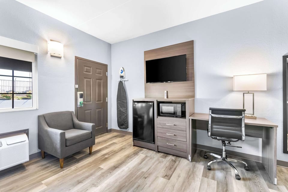 Standard Room, 1 King Bed, Non Smoking | Desk, iron/ironing board, free WiFi, alarm clocks