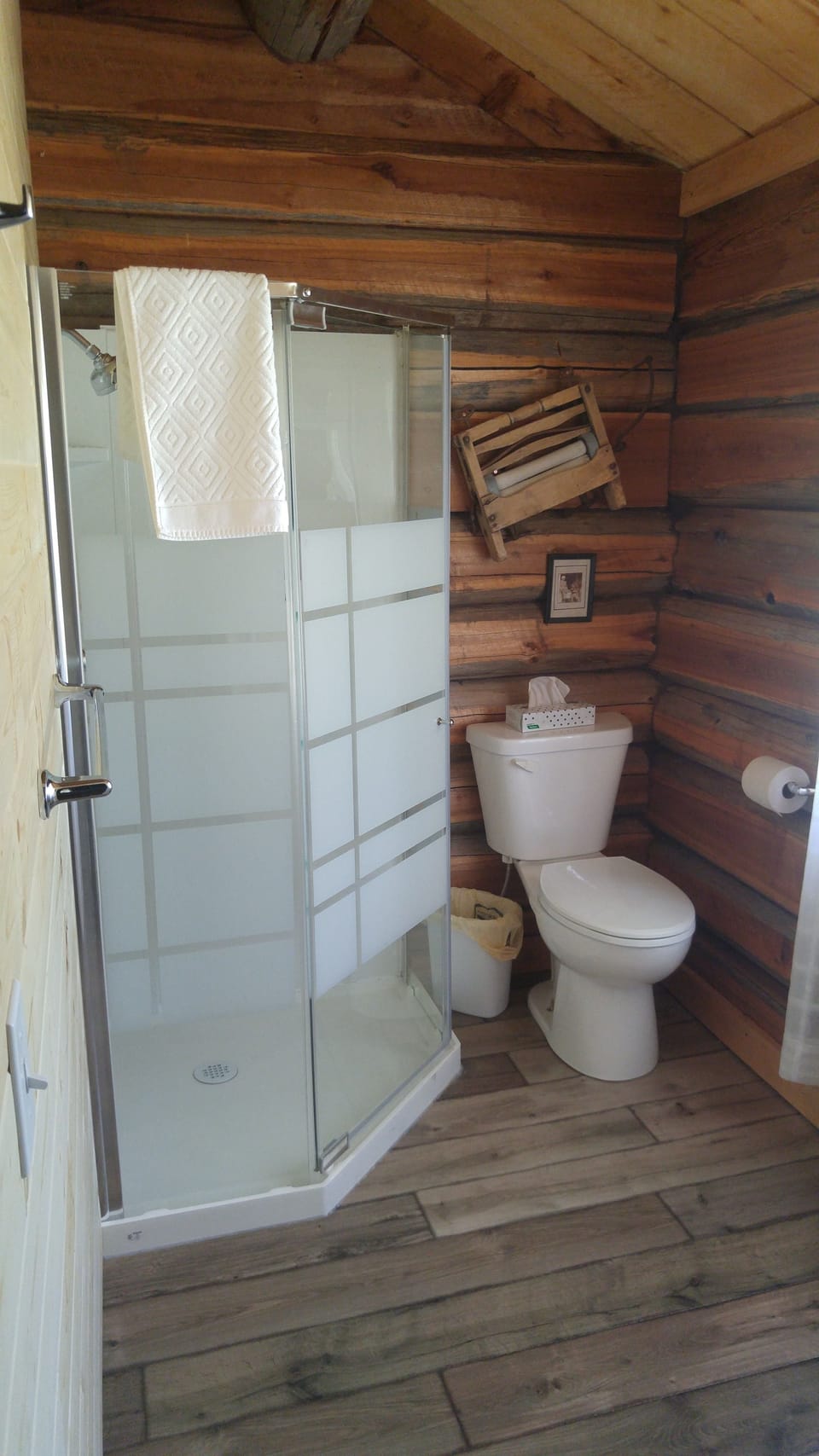 Pioneer (Fir) Cabin - 2 Bedrooms | Bathroom | Shower, free toiletries, hair dryer, slippers