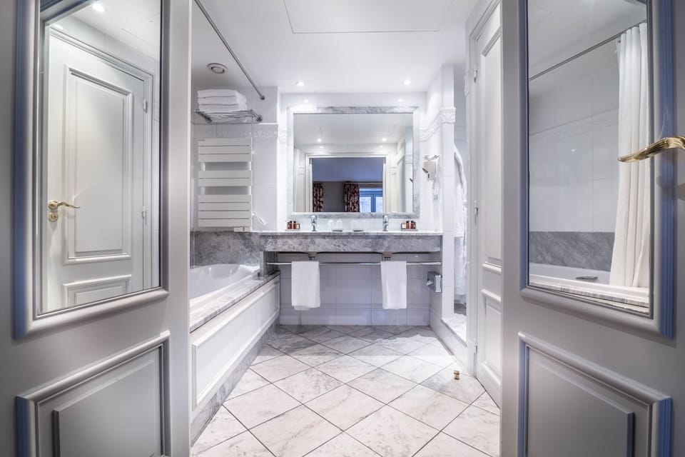 Executive Suite with Spa access | Bathroom | Bathtub, hair dryer, towels