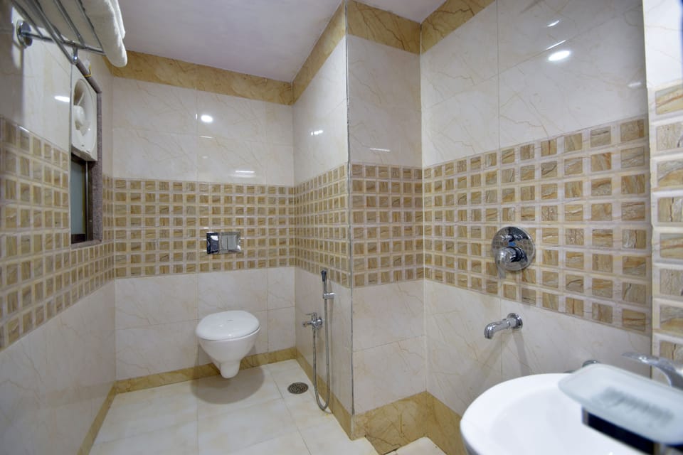 Basic Suite, Smoking, Resort View | Bathroom | Shower, free toiletries, towels