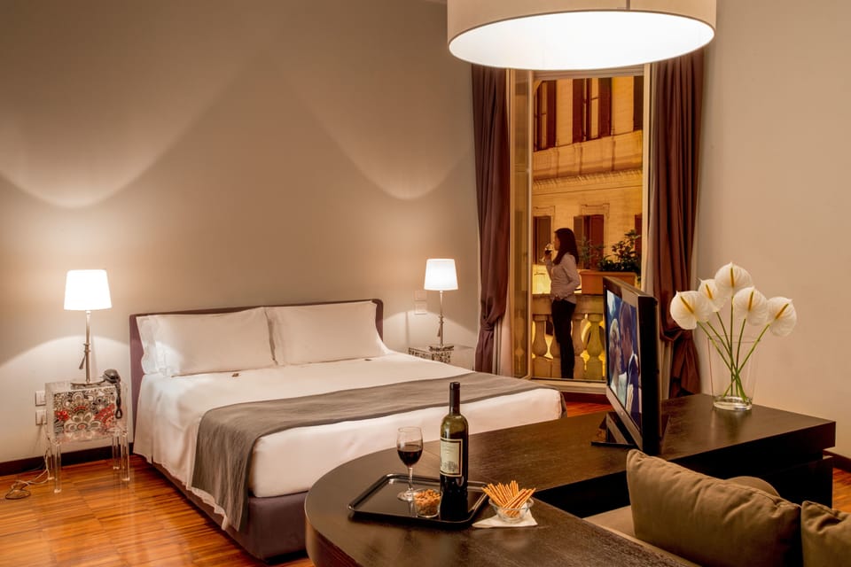 Suite, Jetted Tub | Hypo-allergenic bedding, free minibar items, in-room safe, desk