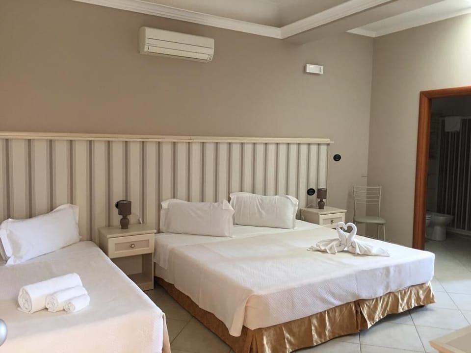 Family Room | Egyptian cotton sheets, premium bedding, Tempur-Pedic beds, minibar