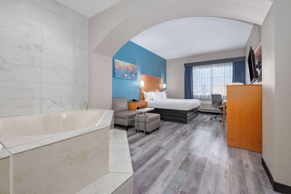 Presidential Suite, 1 King Bed, Non Smoking | Jetted tub