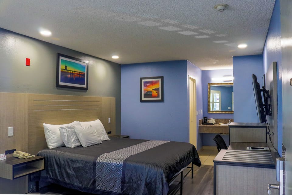 Standard Room, 1 King Bed | Desk, iron/ironing board, free WiFi, bed sheets