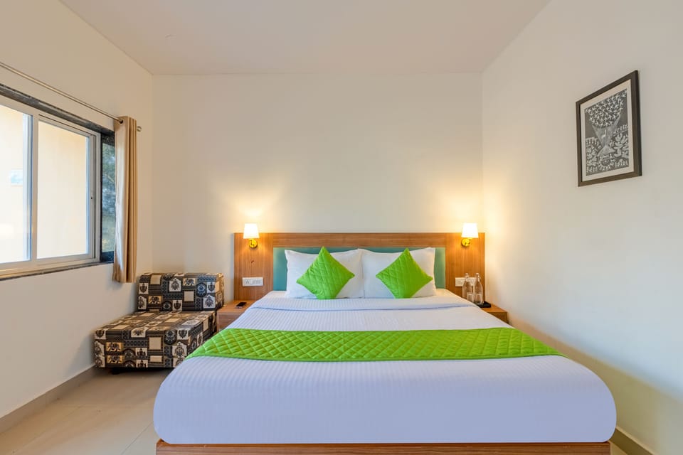  Family Cottage | Desk, bed sheets