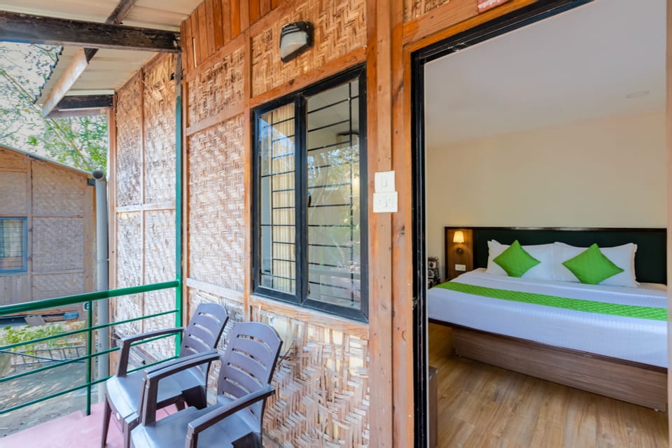  Banyan Machan | Desk, bed sheets