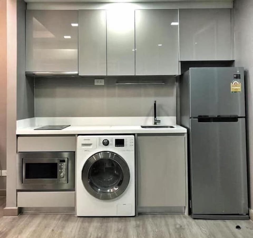 1 Bedroom Apartment  | Private kitchen | Full-size fridge, microwave, stovetop, coffee/tea maker