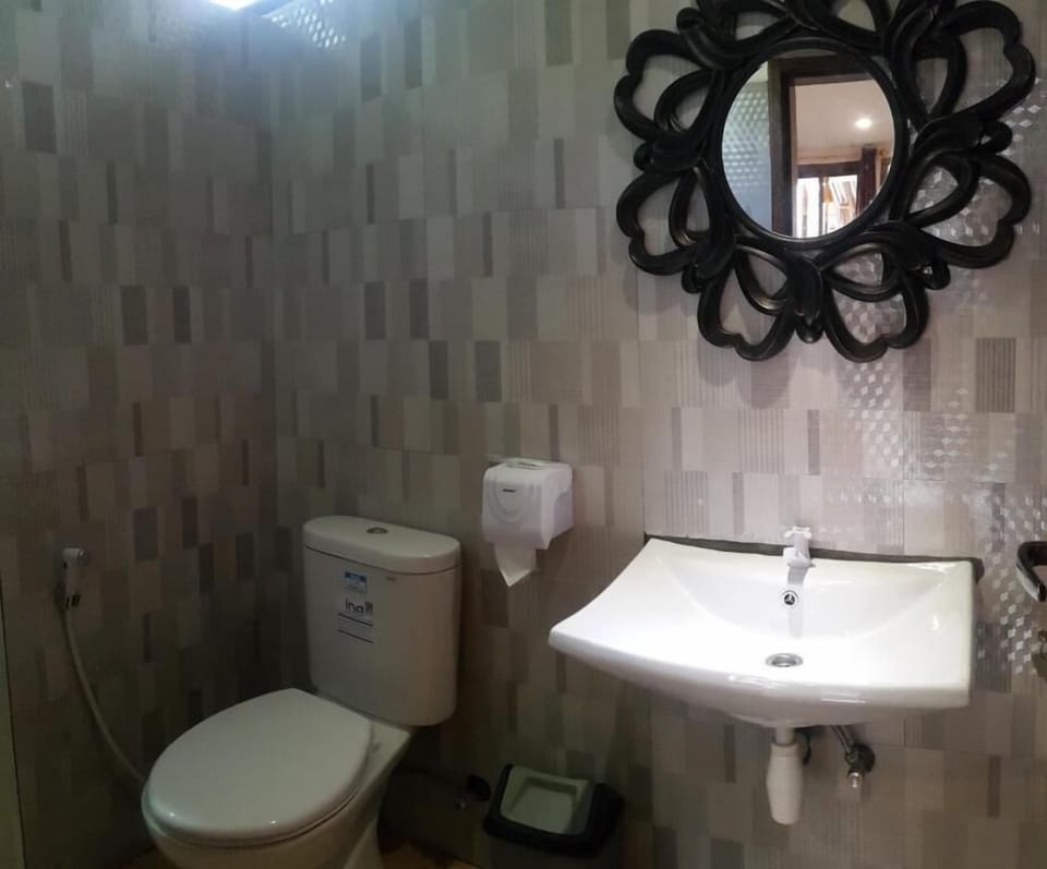 Shower, free toiletries, towels