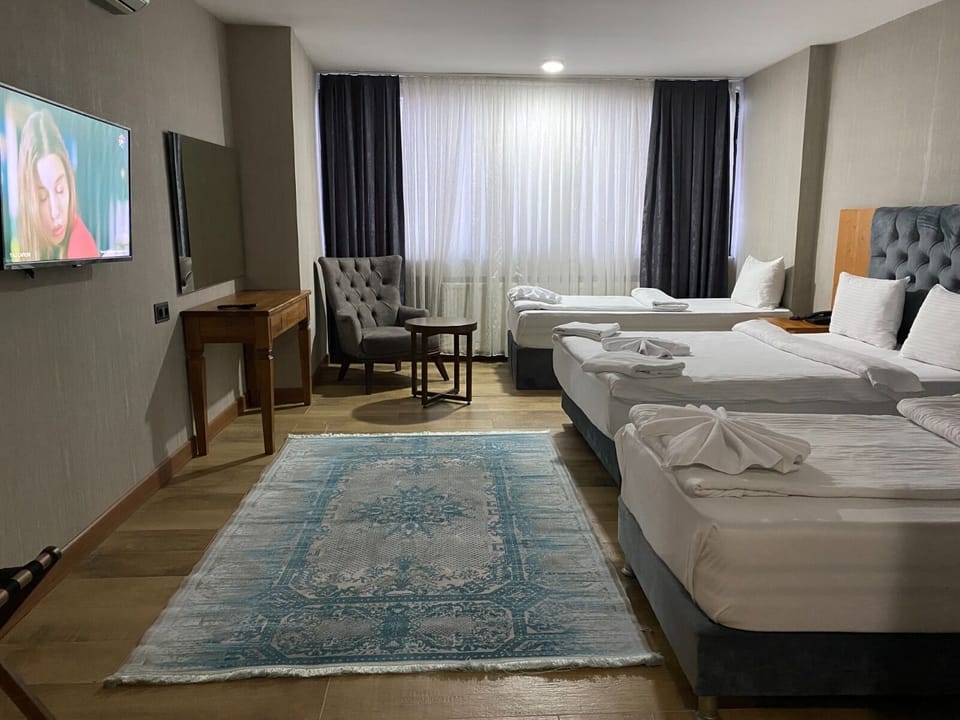 Triple Room | In-room safe, desk, laptop workspace, free WiFi