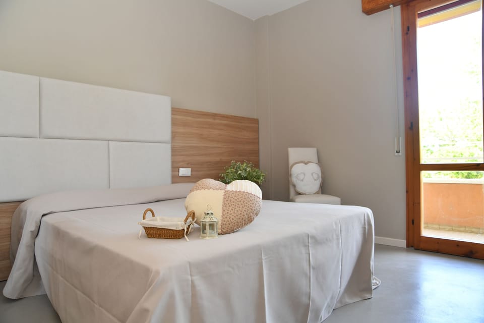 Premium bedding, desk, WiFi (free), bed sheets