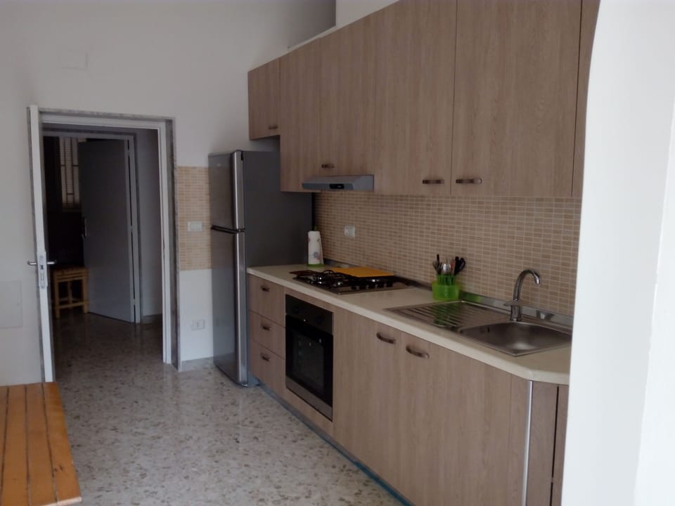 Full-size fridge, oven, stovetop, highchair