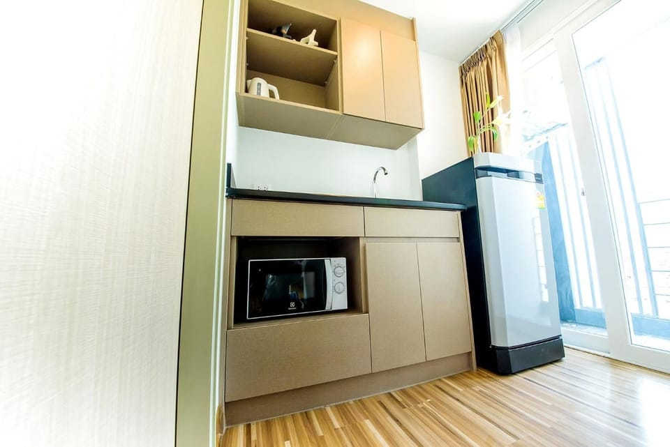 Fridge, microwave, electric kettle, cookware/dishes/utensils