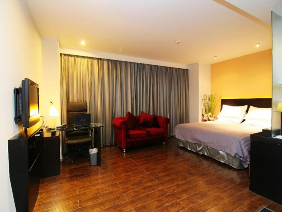Executive Room | Minibar, in-room safe, desk, blackout drapes