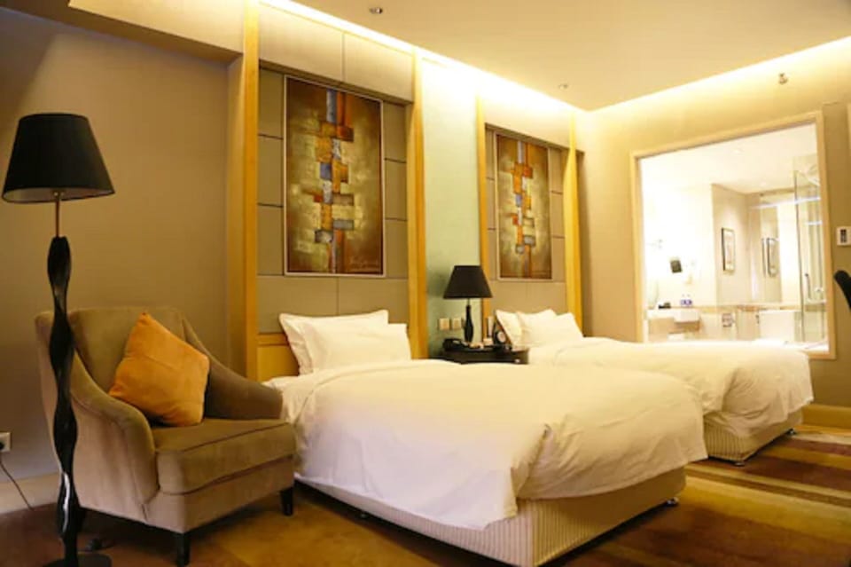 Business Twin Room | Minibar, in-room safe, blackout drapes, iron/ironing board