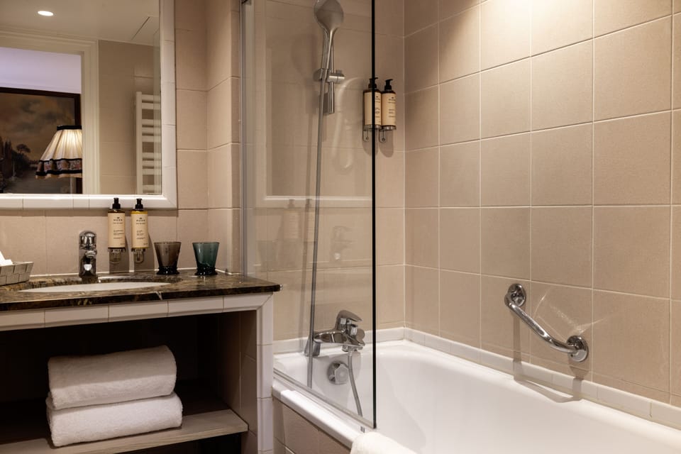 Junior Suite | Bathroom | Shower, free toiletries, hair dryer, towels
