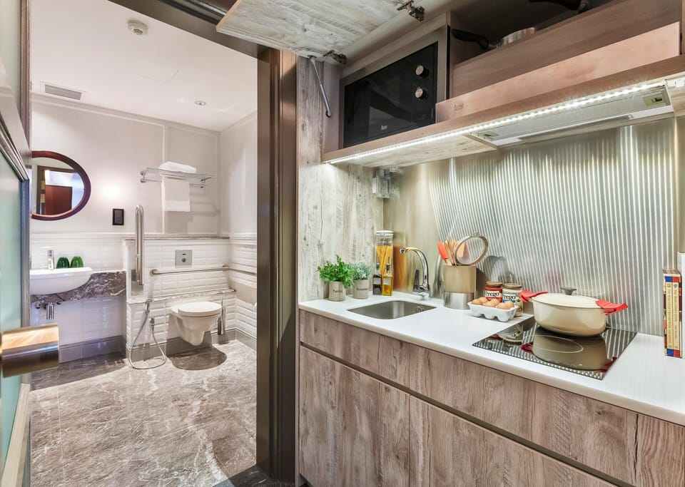 Executive Studio | Private kitchen | Coffee/tea maker, fridge, electric kettle